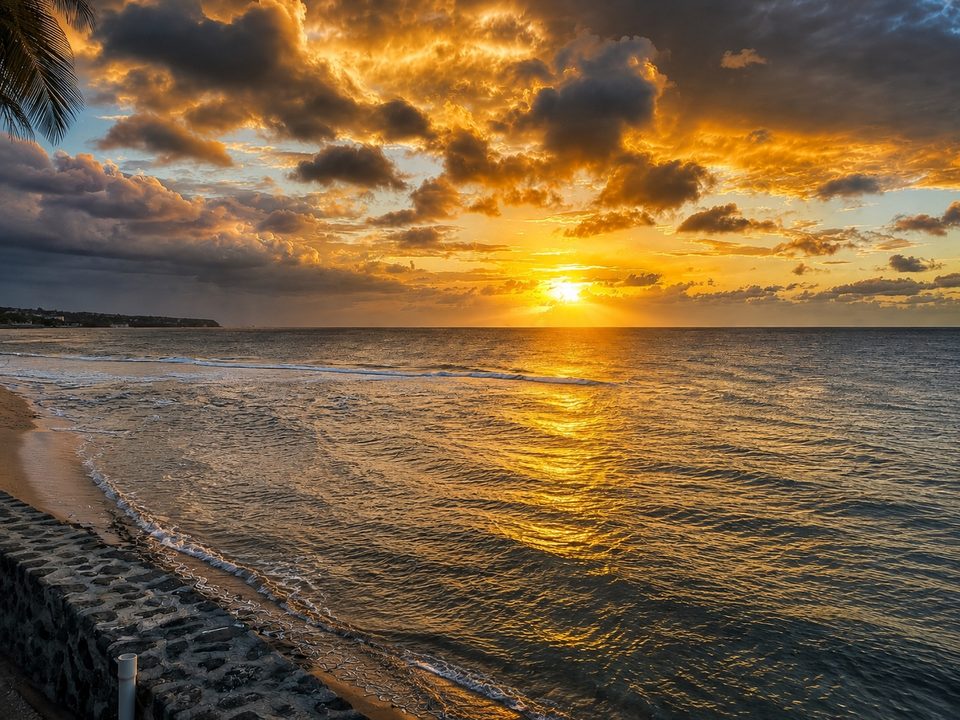 El sol se pone sobre el Atlántico y deja una luz dorada sobre el agua