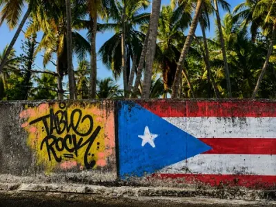 Mural de Table Rock con la bandera puertorriqueña bajo las palmas