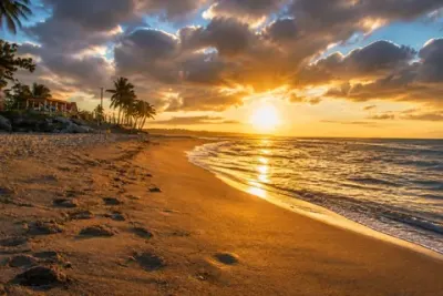 Atardecer en la orilla, con el sol bajo sobre el agua