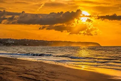 Primer plano del sol en el horizonte al atardecer