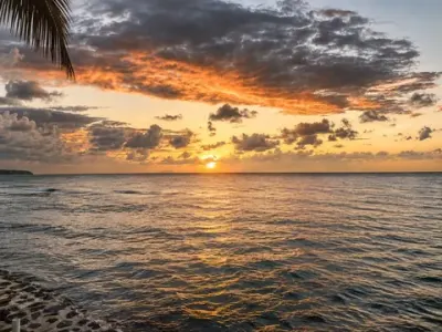 Cielo naranja y gris sobre el mar al atardecer