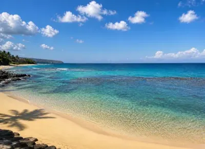 Agua turquesa transparente sobre la plataforma de arrecife bajo un cielo azul