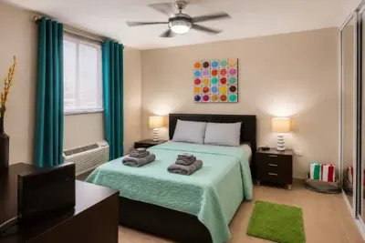 Segunda habitación al anochecer, con ropa de cama verde menta