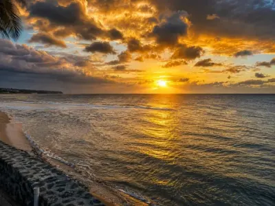 El sol se pone sobre el Atlántico y deja una luz dorada sobre el agua