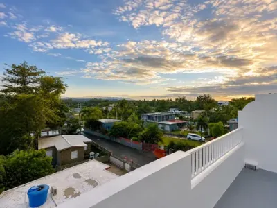Atardecer desde la azotea, mirando hacia las palmas y los techos tierra adentro